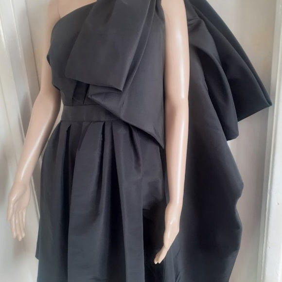 Carolina Herrera Black Silk fit and flare dress with large bow size US 2, 6 - Picture 3 of 9